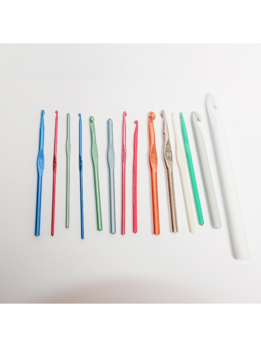 Vintage set of 14 various crochet hooks